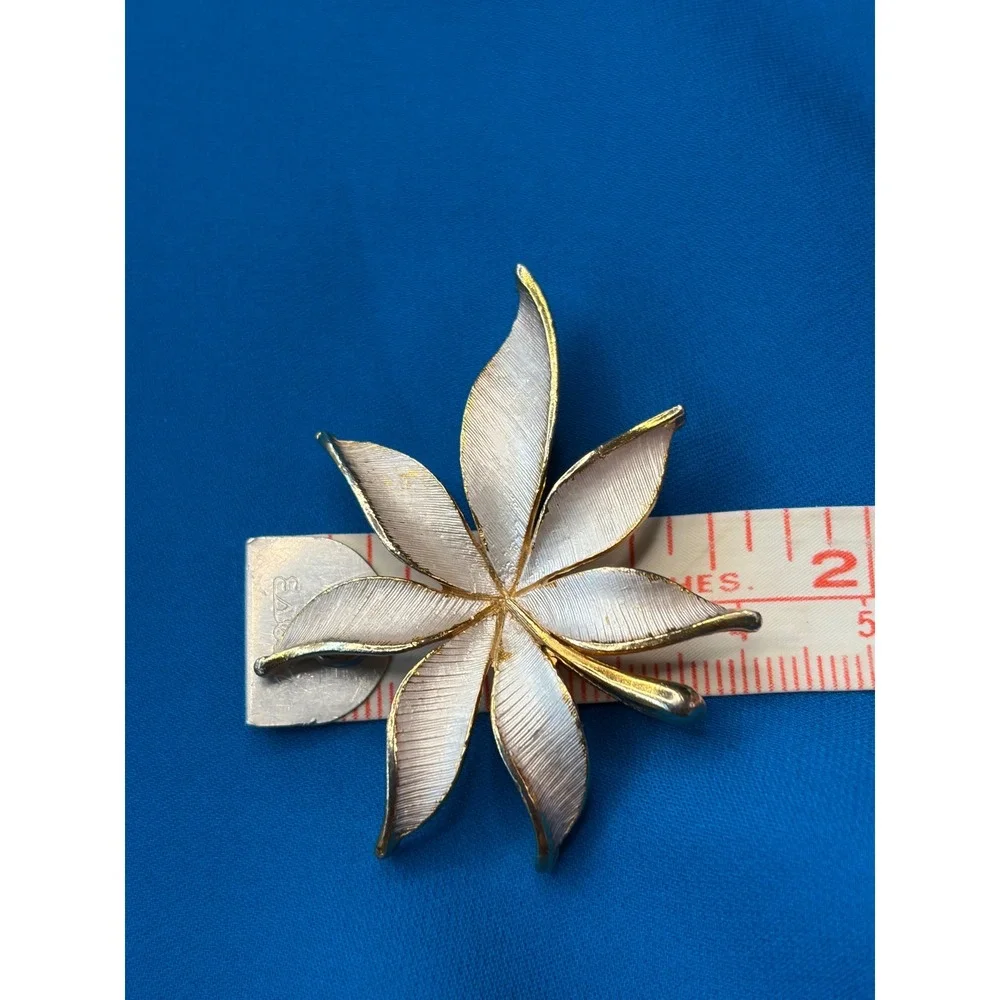 JJ Jonette Vintage White Enamel Gold Tone Leaf Brooch Pin Textured Botanical 70s